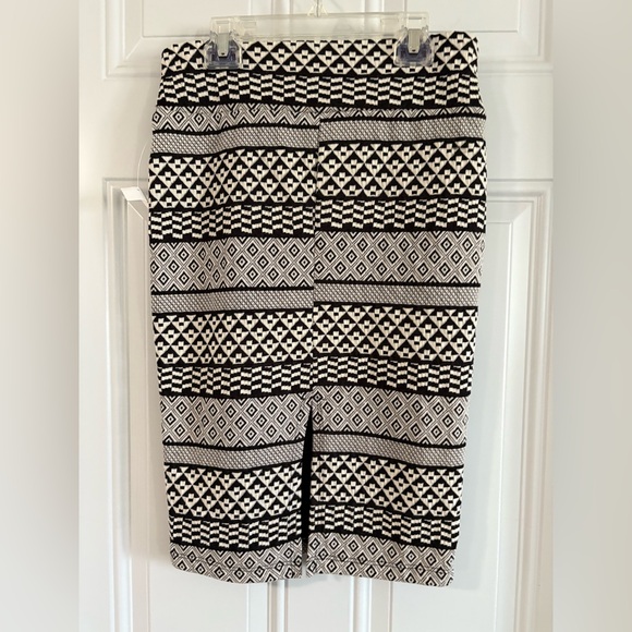 NWT Black and White Patterned Women's Skirt✨ - Picture 4 of 6
